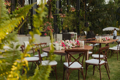 Tablescape and Floral detail — wedding decor — Casa Waters